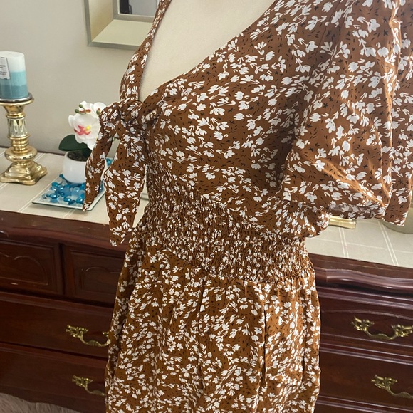 ❤️☀️NWOT WOMEN’s brown romper floral white printed☀️💕 - Picture 3 of 8
